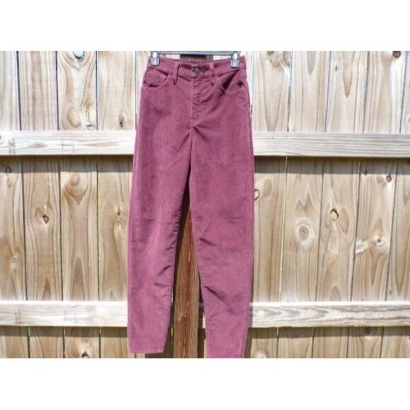 Levi Women Corduroy High Waisted Mom Jean Size 25 Burgundy Cabincore Rustic Cozy - Picture 1 of 4
